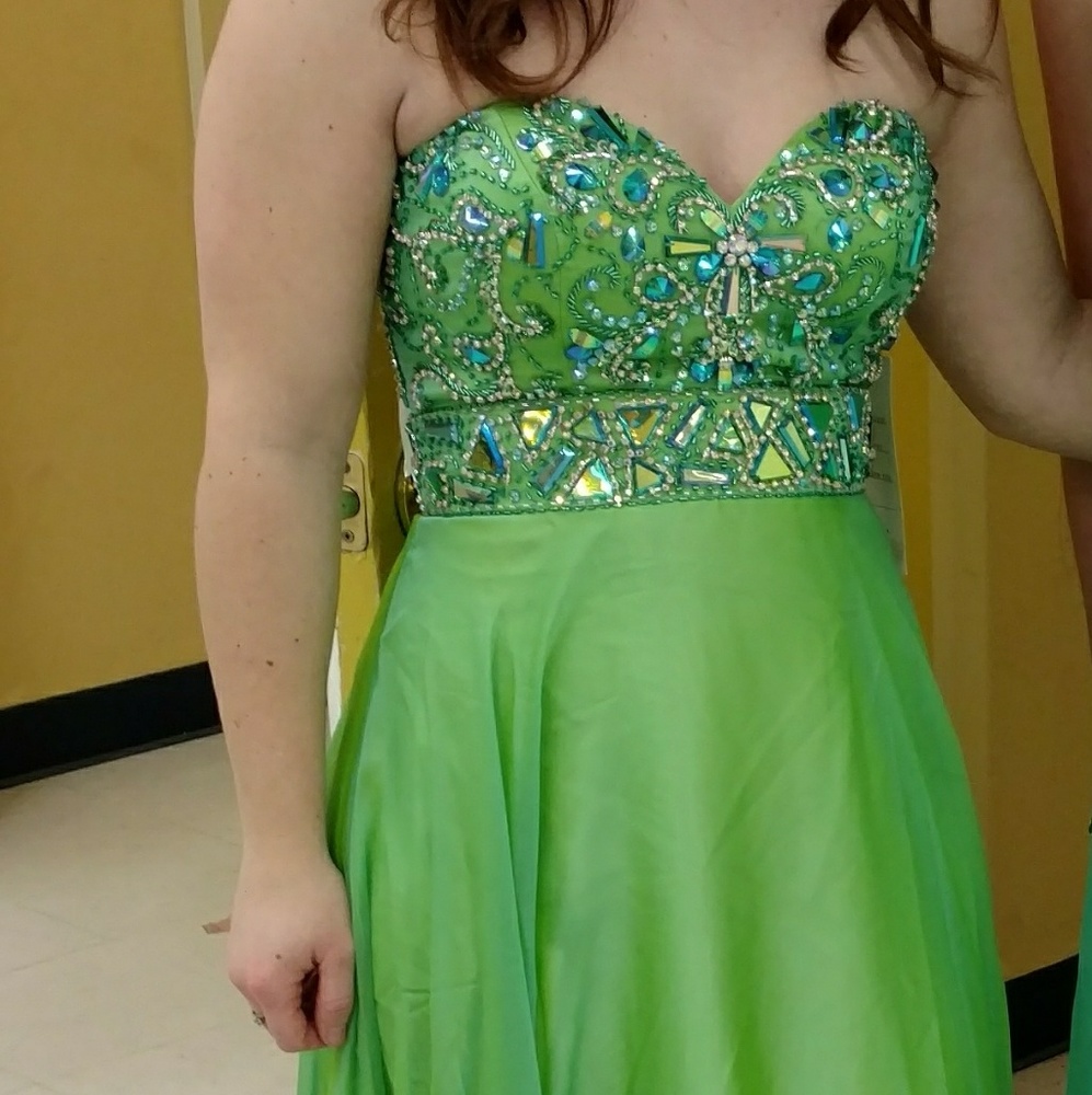 Green prom dress has tags and extra beads